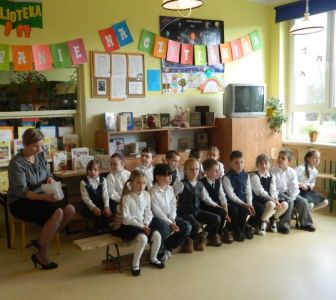 Pasowanie na czytelnika w ZSP w Osinie - kwiecień 2012