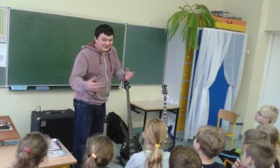 Muzyczna lekcja z rodzicem w klasie 3a