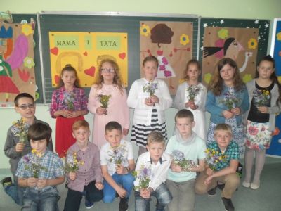 „KWIATY DLA MAMY I TATY” - UROCZYSTOŚĆ W KLASIE III B