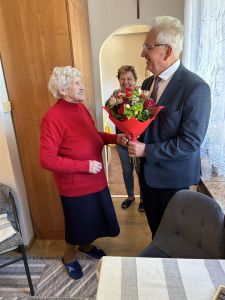 Wójt złożył życzenia Pani Krystynie Ćwiek z okazji 90 rocznicy urodzin.