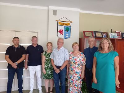 Umowa na wymianę drzwi w Szkole Podstawowej podpisana