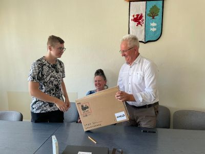 Pierwsze komputery zakupione dla uczniów z rodzin byłych pracowników PPGR odebrane 