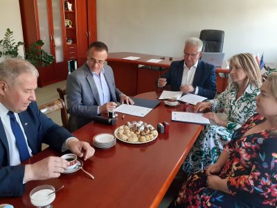 Umowa na realizację przebudowy dróg, miejsc parkingowych i chodników na osiedlu popegeerowskim w Osinie podpisana
